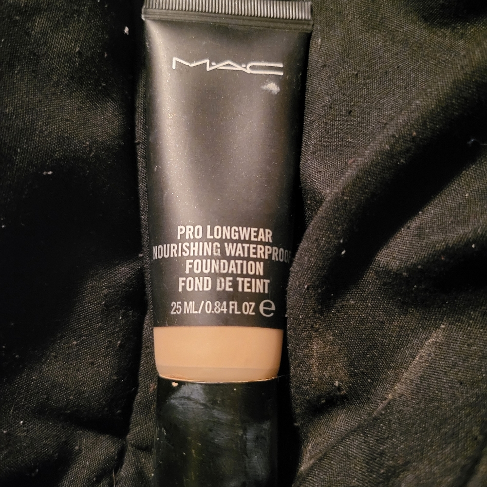Mac cosmetic pro longwear foundation. NW20